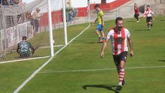 Adri Rodr�guez, celebrando el segundo tanto del C�ltiga, con el portero del Juventud Cambados, Conde, lament�ndose dentro de su porter�a.