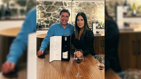 Juan Luis Méndez y Dolores Redondo con el vino «Heroica», en la foto publicada por la bodega Vía Romana en sus redes sociales
