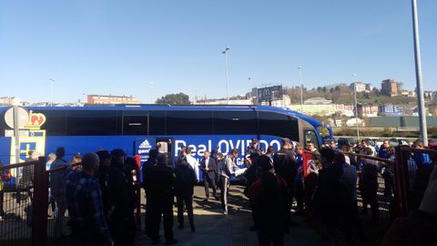 Aficionados del Real Oviedo, a la salida del Anxo Carro