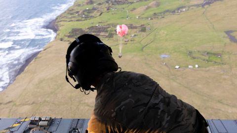 El Ej�rcito brit�nico enviando ayuda por aire a la isla Trist�n de Acu�a