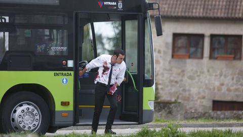 TORO. Mario Casas se baja de un Vitrasa ensangrentado durante el rodaje de la película de acción «Toro» de Kike Maíllo en marzo de 2015.