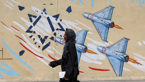 Una mujer iran� camina delante de un mural contra Israel en las calles de Teher�n. 