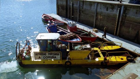 Lancha Pel�cano recogiendo un vertido de crudo en la d�rsena de Oza