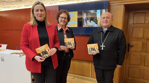 La concejala de Turismo, M�riam Louzao; la presidenta de Junta de Cofrad�as, Mar�a Elena Bern�rdez; y el arzobispo de Santiago, Francisco Jos� Prieto.