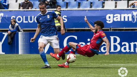 Christian Fernandez Derik Real Oviedo Numancia Carlos Tartiere.Christian Fernndez pugna por un baln con Derik