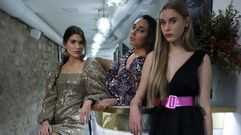1. DORADO GANADOR. Es sin�nimo de Navidades. El color de las burbujas de champ�n es el mismo del vestido ochentero con mangas de farol de ZARA que lleva Carlota Cores (@carlotacoresn). Los pendientes, en tonos ocre, y el lazo zapatero que remata la coleta baja son de BDBLANCHE. / 2. A TODO P�RPURA. El morado es la sorpresa de estas fiestas. El vestido lleno de lentejuelas en tonos malvas de Sandra Testa (@sandratsta) es una de las propuestas de ZARA para despedir el 2019. Sobre la barra de la vinoteca 9 Olmos (@9olmosvinoteca), en A Coru�a, Sandra se prepara para una noche entre amigas. / 3. COSECHA DEL 80. Una d�cada para despedir otra d�cada. Los ochenta inspiran este vestido mini de tul de color negro y cintur�n fucsia de ZARA que lleva Eva Ramudo (@evaramudo_). Ojo a los ojos. Diana Fraga (@diana_fraga_l), la maquilladora de esta sesi�n, reinterpreta el efecto �Euphoria� con un eyeliner de brillantes.