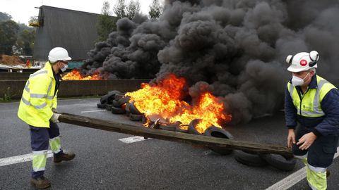 Corte de la autova de Marn por los trabajadores de Ence
