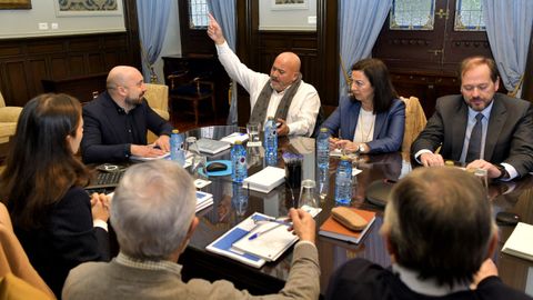 Santiso, con la mano alzada, en la reunión en María Pita para debatir sobre el futuro de Nostián, en la que estuvo acompañado por la vicepresidenta, María Barral, y el gerente del Consorcio, Miguel Sandar.