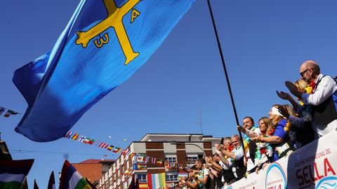 El Presidente del Principado Adrin Barbn ondeando bandera Asturias. El Descenso Internacional del Sella, con su tradicional recorrido entre Arriondas y Ribadesella a lo largo de veinte kilmetros, celebra su 85 edicin este sbado