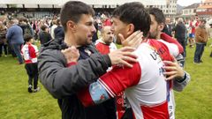 <span lang= gl >Gonza, celebrando co capit�n Pacheco o ascenso este domingo.</span>