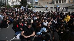 Manifestantes guardan un minuto de silencio por las v�ctimas del siniestro en Atenas.