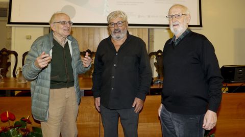 Almua, Casabella e Martnez participaron nun coloquio sobre o Castromil que encheu o auditorio do Museo do Pobo Galego