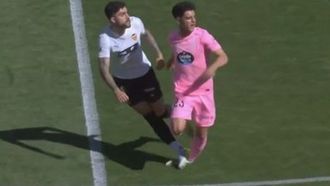 El momento de la lesi�n de Hugo �lvarez, en una jugada con Unai N��ez en el Valencia-Celta.