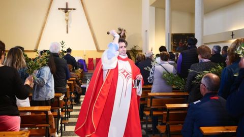 Un momento de la bendici�n de ramos en la iglesia de la parroquia de la Estaci�n