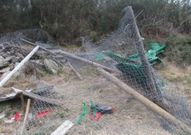 Manajos y comederos destrozados en terrernos de los tecores. 