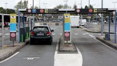 Un veh�culo entrando en el p�rking de la terminal de Alvedro.