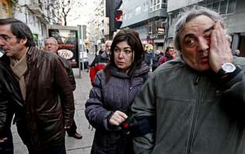 <span lang= es-es >EL PROPIETARIO DEL NEGOCIO, DESOLADO</span>. Abelardo Buj�n, a la derecha de la imagen, no pudo contener las l�grimas al ver por los da�os provocados por el voraz fuego. Le acompa�an en la imagen su esposa y tambi�n el edil del PP, Enrique Rozas, con el incendio a�n sin acabar extinguir.