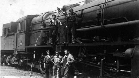 Foto antigua de trabajadores de la estaci�n junto a una locomotora de vapor