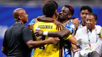 Vozinha, el h�roe de Cabo Verde en el partido contra Espa�a, abrazado por un compa�ero.