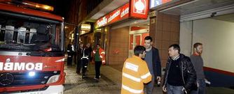 Gran despliegue y expectaci�n al declararse un incendio en el acceso a un garaje en Foz.