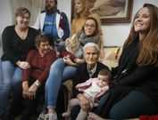 Mara Luisa, rodeada ayer de su familia en su casa de San Roque, en Vilanova. 