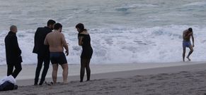 No faltaron los valientes que debutaron en el 2016 con un ba�o en Riazor. 