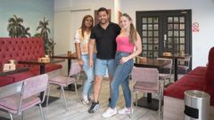 Jos� �ngel Quilarque y Cristina P�rez, junto a Yenni Castillo (a la izquierda), una de sus camareras en el bar Boh�o, que ha estrenado nueva gerencia.