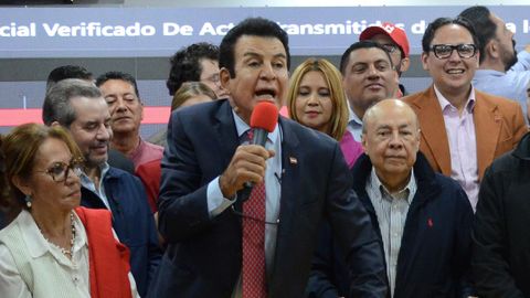 Salvador Nasralla, durante la presentaci�n de la copia de las actas de votaci�n en Tegucigalpa.