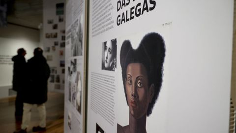 Unha imaxe da inauguraci�n da exposici�n �Emigrantas. Emerxer do silencio�, no Kiosco Alfonso da Coru�a. 