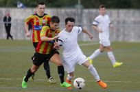 El larach�s Mart�n disputa un bal�n a un rival ante la mirada de Adri�n Lema. 