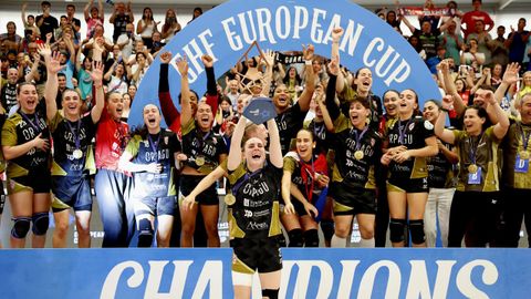 Las jugadoras del Guard�s celebran su t�tulo de campeonas de la EHF European Cup.