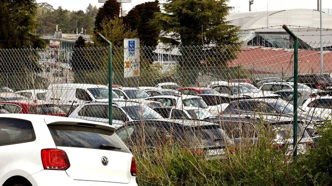 Un aparcamiento con varios coches en Vigo