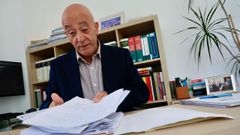 El abogado Julio Barros, con la documentaci�n de la demandante a la que �l representa