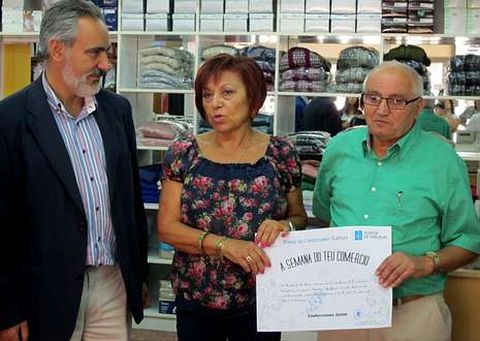 Carmen Gonz�lez y Juli�n G�imil reciben el diploma de manos de Cores Tour�s.