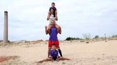 Juanra Millares practica con su familias alguno de los saltos de parkur