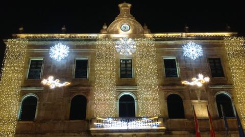 La fachada del Ayuntamiento, con la iluminaci�n navide�a