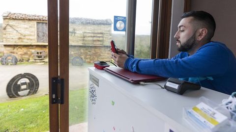 Dami�n Rodr�guez, del campamento de Brando�as, donde la falta de se�al es muy frecuente.