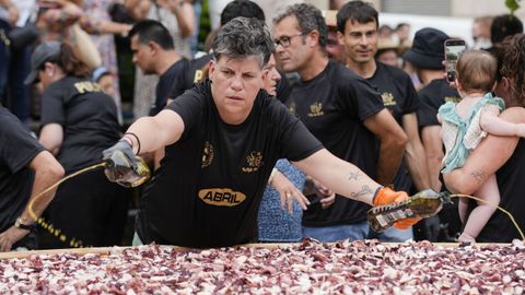 O Carballiño bate el récord de la tapa de pulpo más grande del mundo