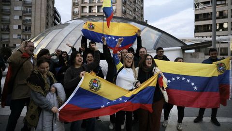 Ciudadanos venezolanos expresaron su alegr�a en la plaza El�ptica de Vigo