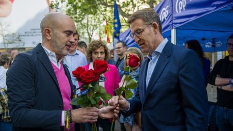 El presidente del Partido Popular, Alberto N��ez Feijoo, recibe una rosa del candidato a la alcald�a de Barcelona por el PP, Daniel Sirera, en el d�a Sant Jordi.