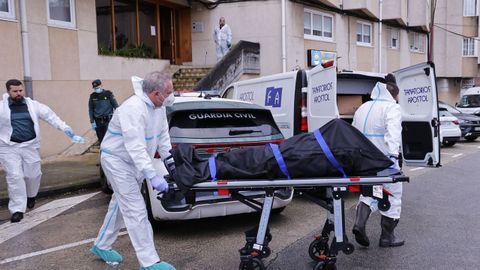 Operativo de limpieza y retirada del cad�ver del hombre con di�genes que apareci� muerto en un piso de Oleiros