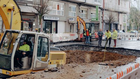 La maquinaria ampli� este mi�rcoles el agujero en la calzada en busca el origen del problema que provoc� su hundimiento.