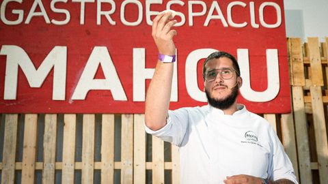 Martn, con una de sus gyozas en el Festival de la Luz