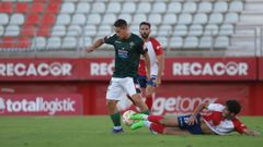 Dos jugadores del Algeciras tratan de frenar el remate del delantero del Racing Manu Justo en el partido que enfrent� a ambos equipos