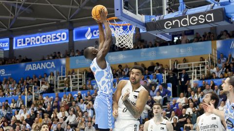 Bakary Dibba se dispone a machacar el aro del Real Madrid ante la oposici�n de Trey Lyles.