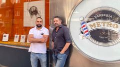 Youssef�Chaoui y Santiago Mart�nez frente a �Metro y medio de arte�, el escaparate convertido en sala de exposici�n.