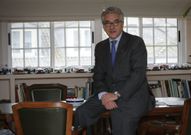 Carlos Marcos en su despacho. 