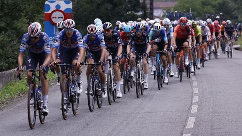 El pelotn durante la decimoquinta etapa de la Vuelta ciclista a Espaa disputada este domingo entre Infiesto y Cuitu Negru, con 143 kilmetros de recorrido