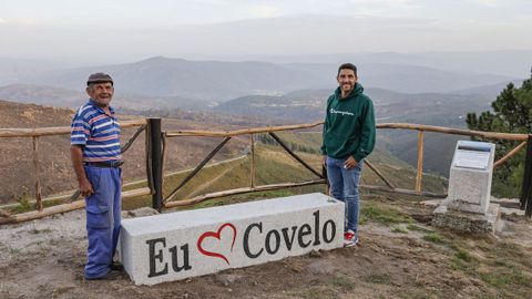 Jos Delfn acompaado de su padre, Modesto Francisco, en el mirador que ha construdo en Covelo<br /><br />