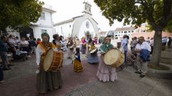 Procesi�n desde la iglesia parroquial de Tor�s a la capilla de San Roque, ayer, acompa�ada por la banda Brisas do Quenllo 